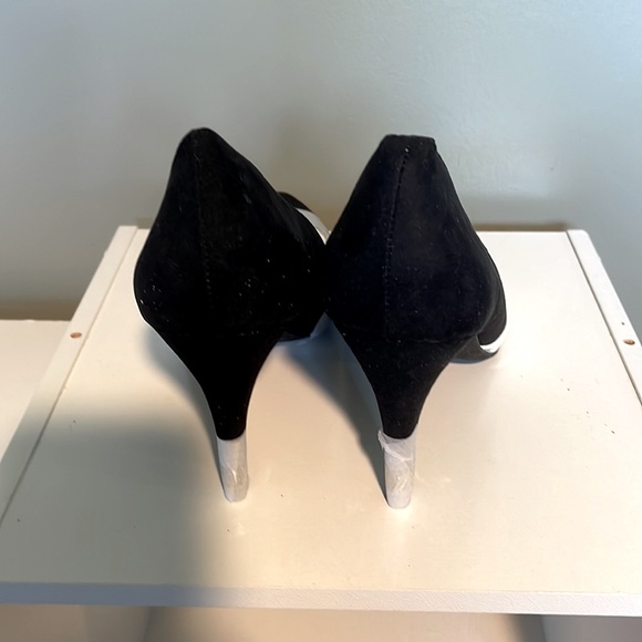 CUSHION WALK by Avon black and white pumps in faux suede and patent leather. - Picture 3 of 4